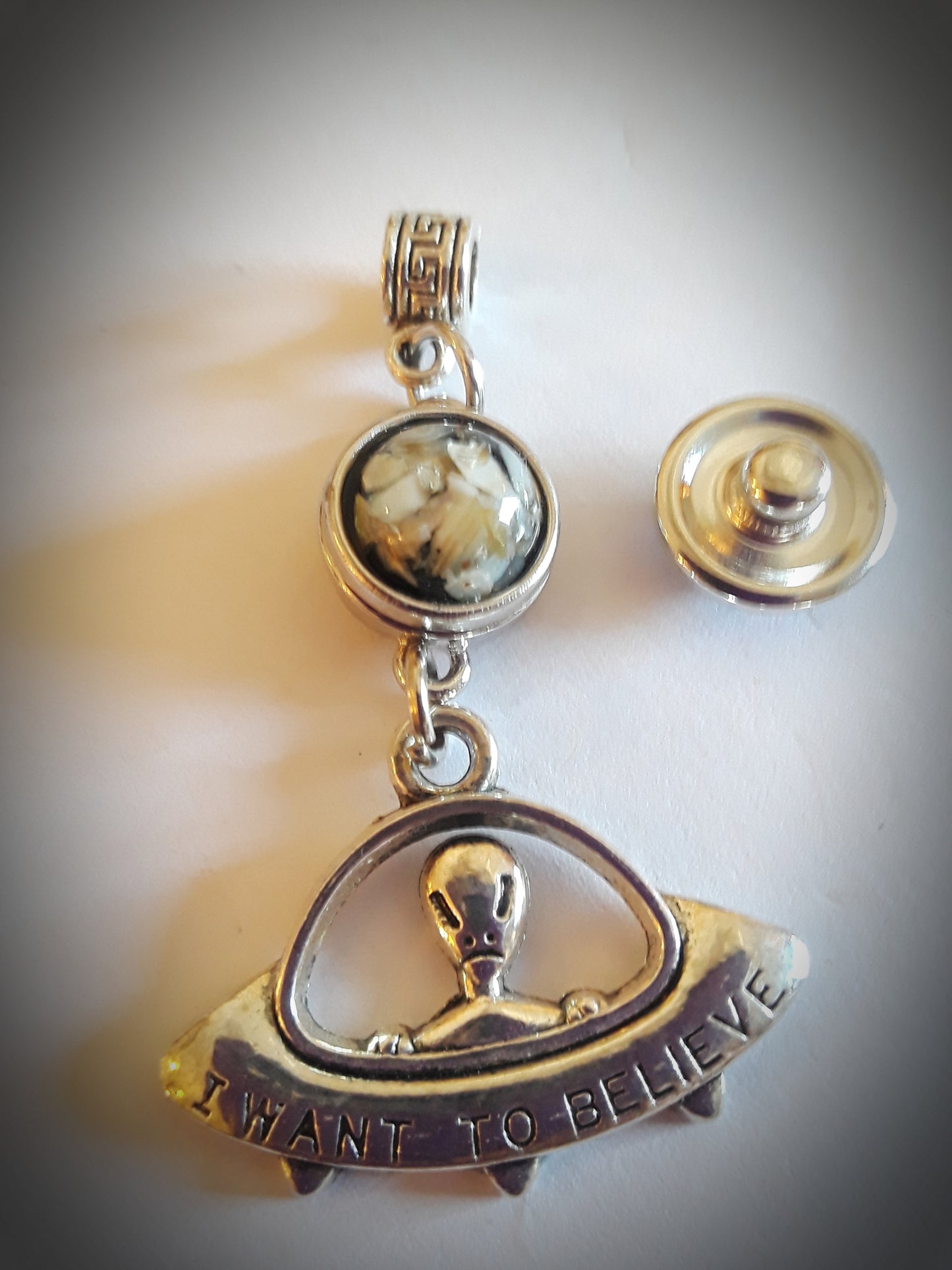 18mm or 12mm noosa snap base with alien pendant