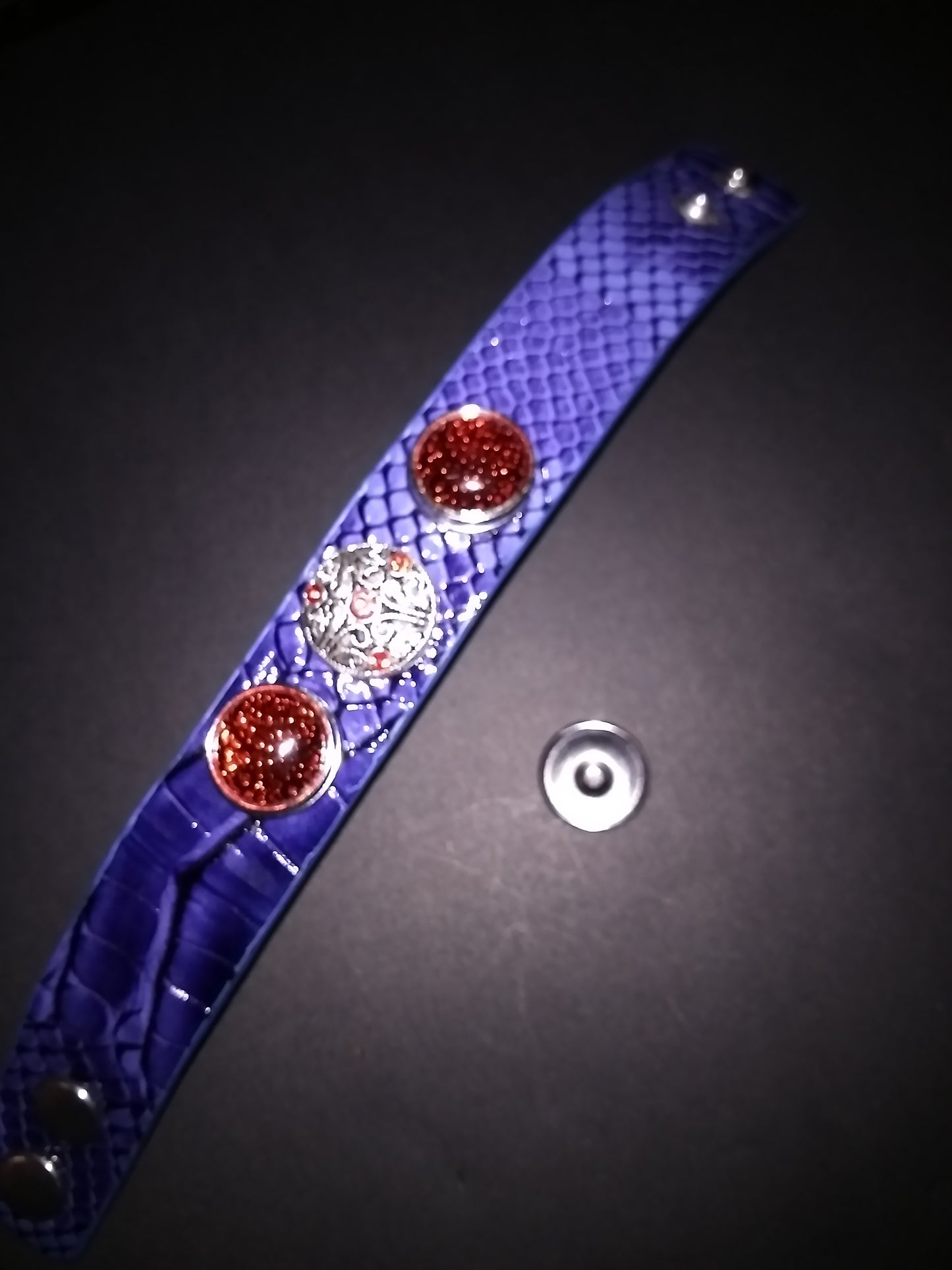 Leather bracelet with 18mm removable snaps
Unisex