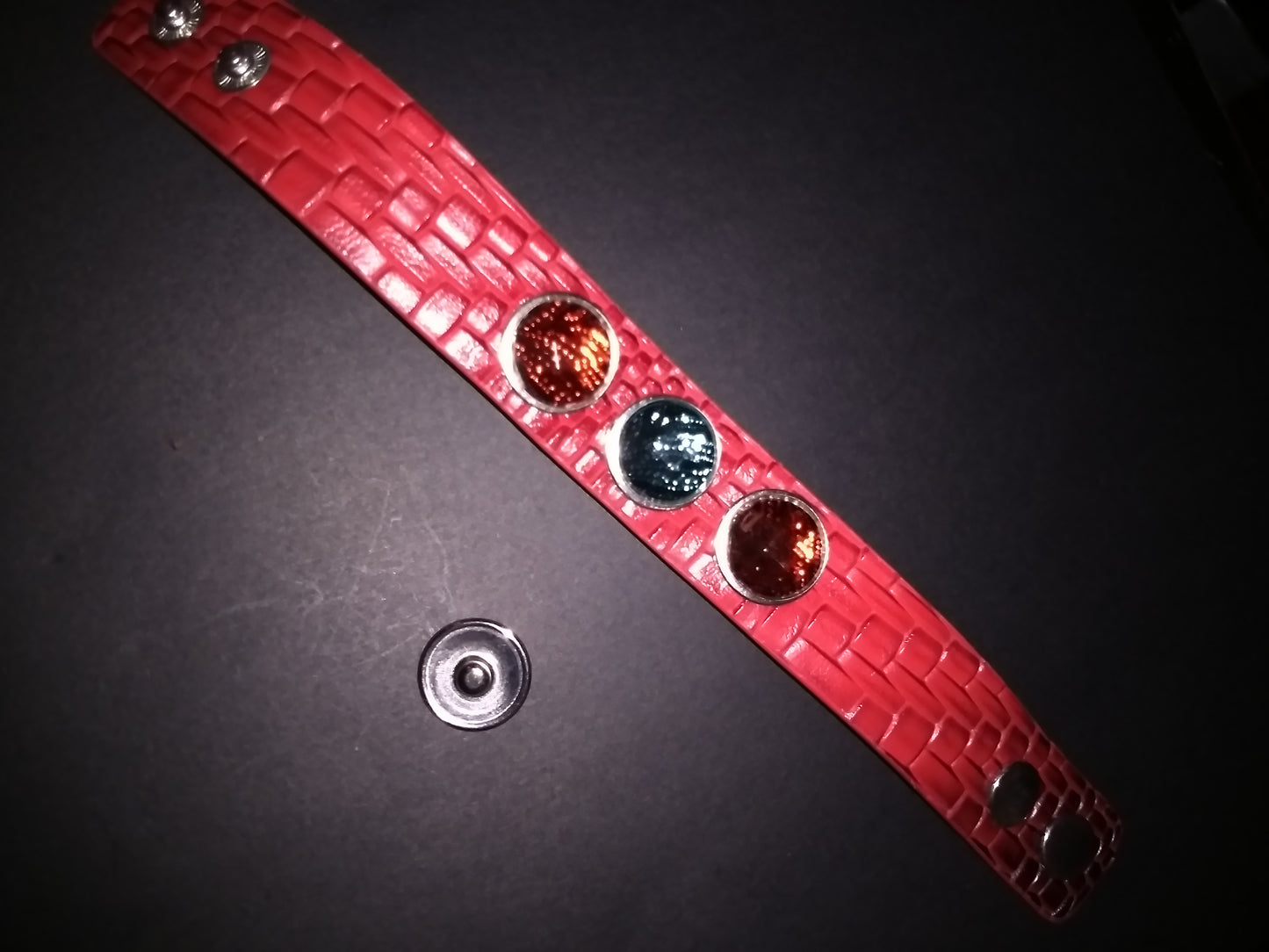 Leather bracelet with 18mm removable snaps
Unisex