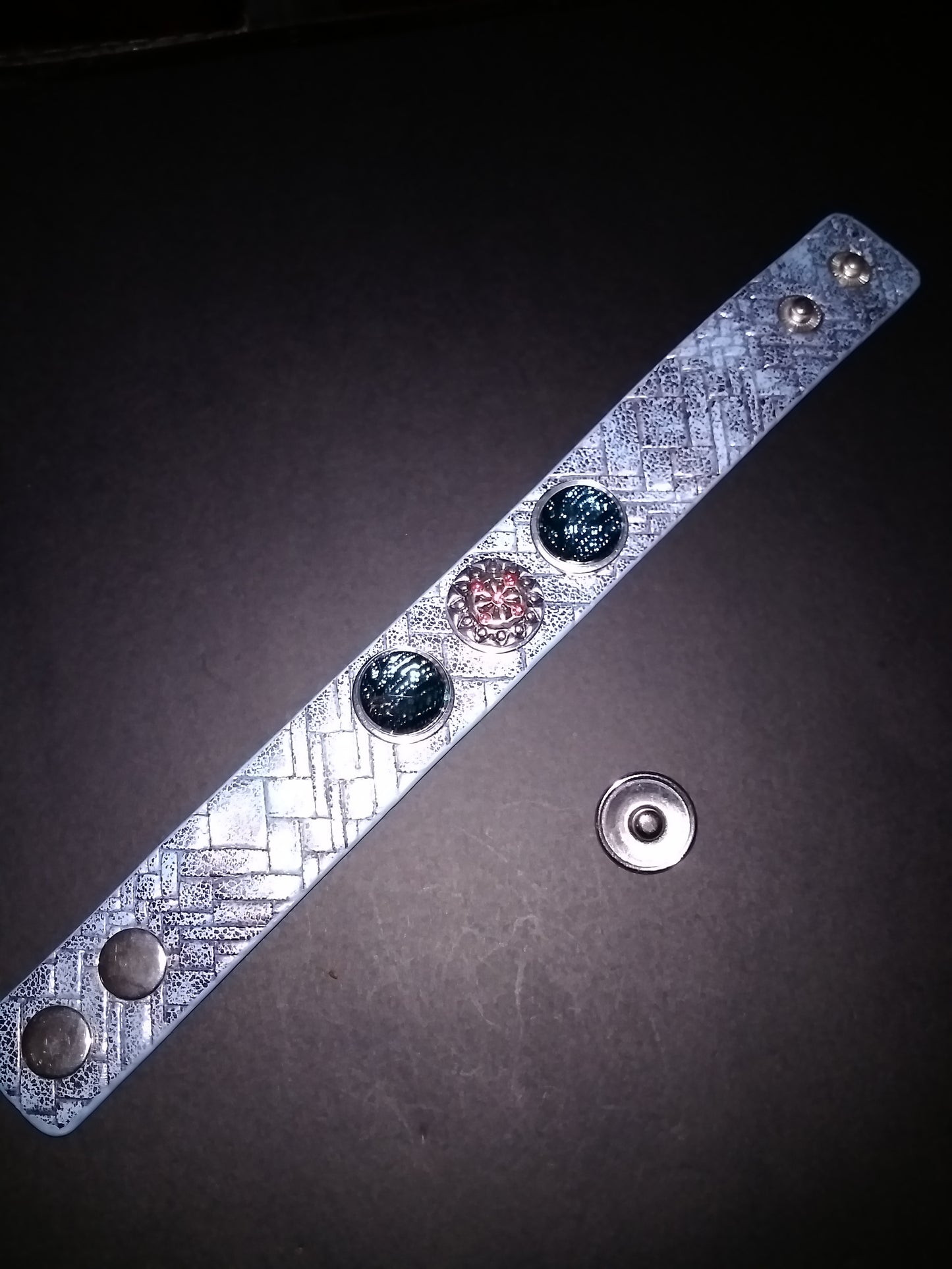 Leather bracelet with 18mm removable snaps
Unisex