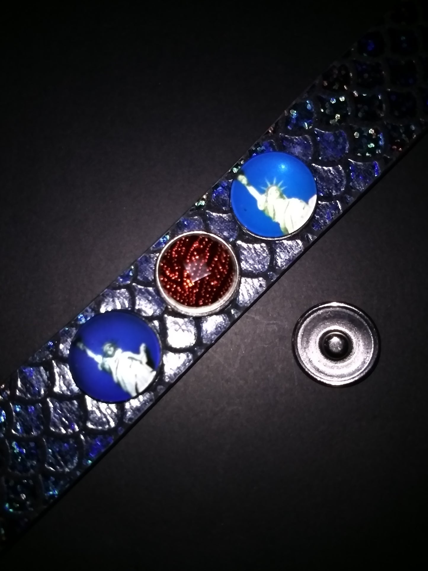 Leather bracelet with 18mm removable snaps
Unisex